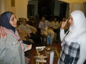  مفوضة المرشدات القائدة لميا عجينة تُسلم القائدة فرح شحادة مفوضة بيروت تكليفها 